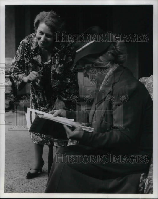 1973 Press Photo June Gibbons and Evie McElroy star in The Loves of Cass McGuire - Historic Images