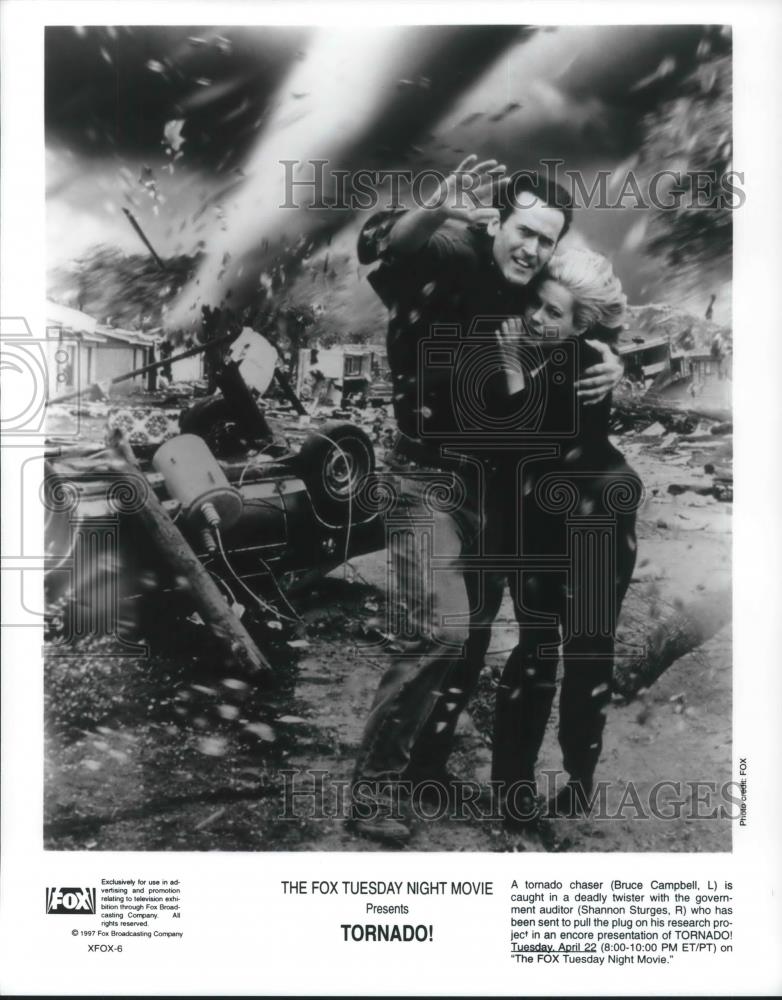 1997 Press Photo Bruce Campbell and Shannon Sturges star in Tornado! - cvp11061 - Historic Images