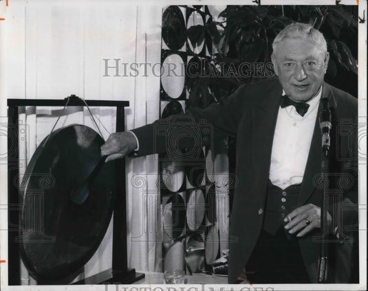 1981 Press Photo R. Livingston Ireland at Opening Night at the Opera - cva19832 - Historic Images