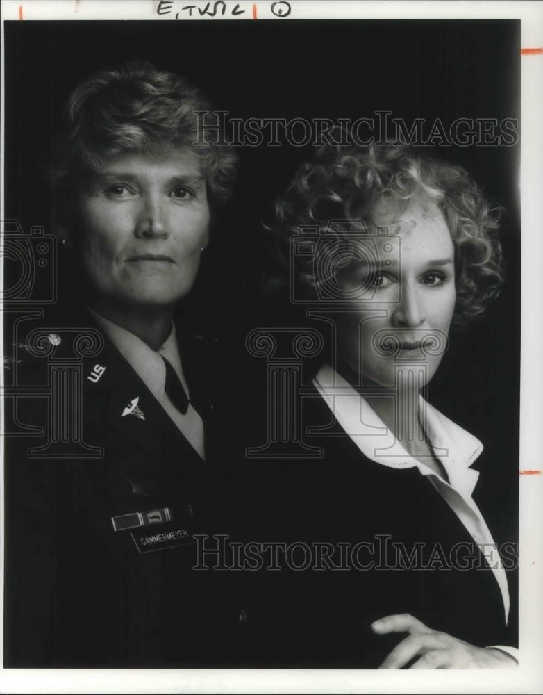 1995 Press Photo Col Margaretha Cammermeyer & Glenn Close in Serving in Silence - Historic Images