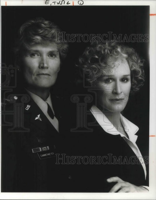 1995 Press Photo Col Margaretha Cammermeyer & Glenn Close in Serving in Silence - Historic Images