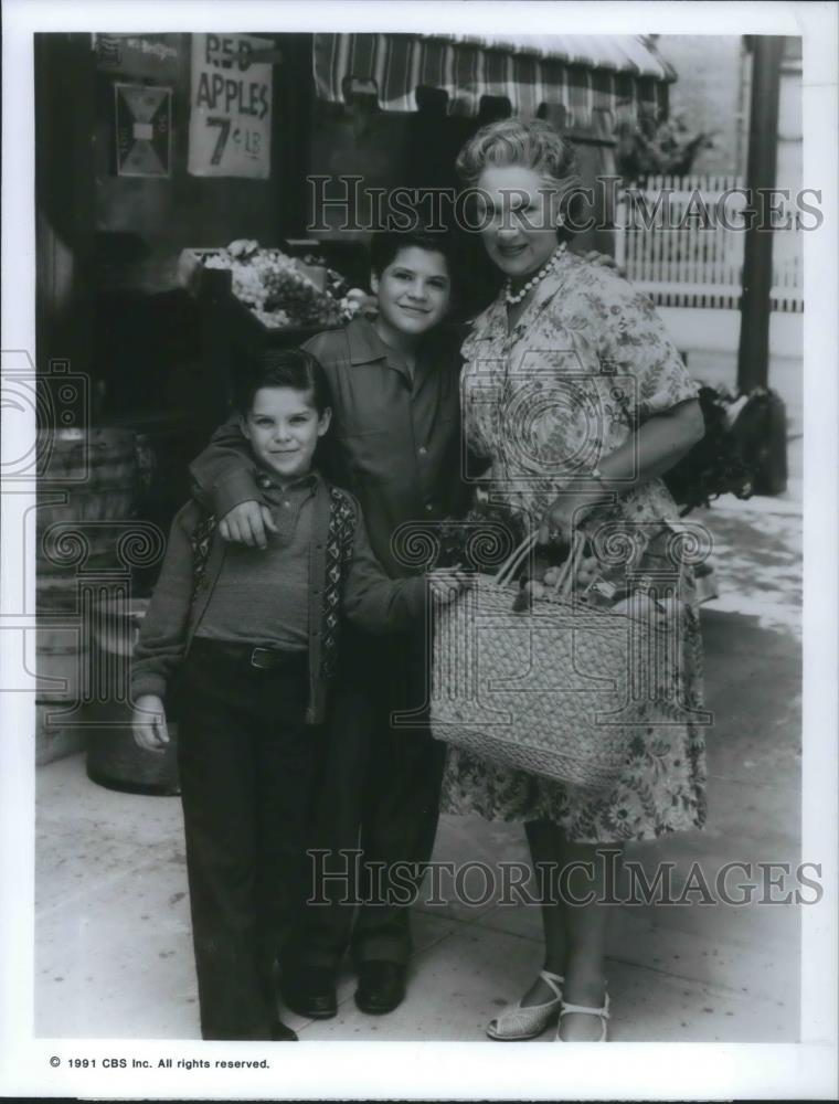 1991 Press Photo Marion Ross Danny Gerard Matthew Siegel on Brooklyn Bridge - Historic Images