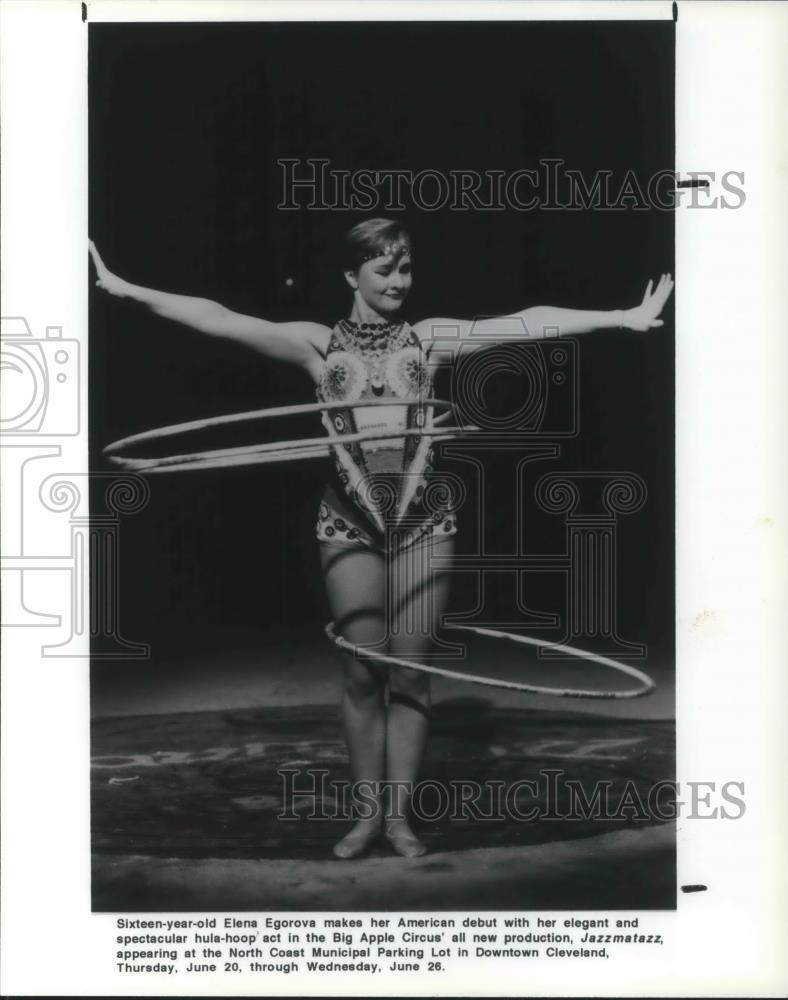 1996 Press Photo Elena Egorova Big Apple Circus Hula Hoop Act - cvp05877 - Historic Images