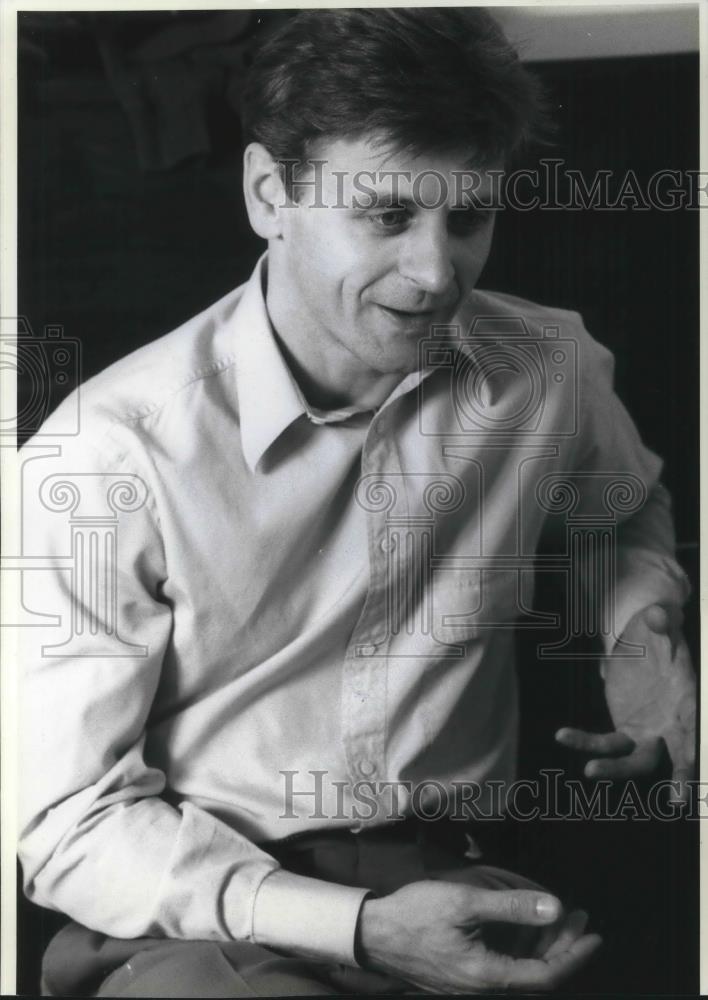 1989 Press Photo Mikhail Baryshnikov in Metamorphosis Barrymore Theater - Historic Images