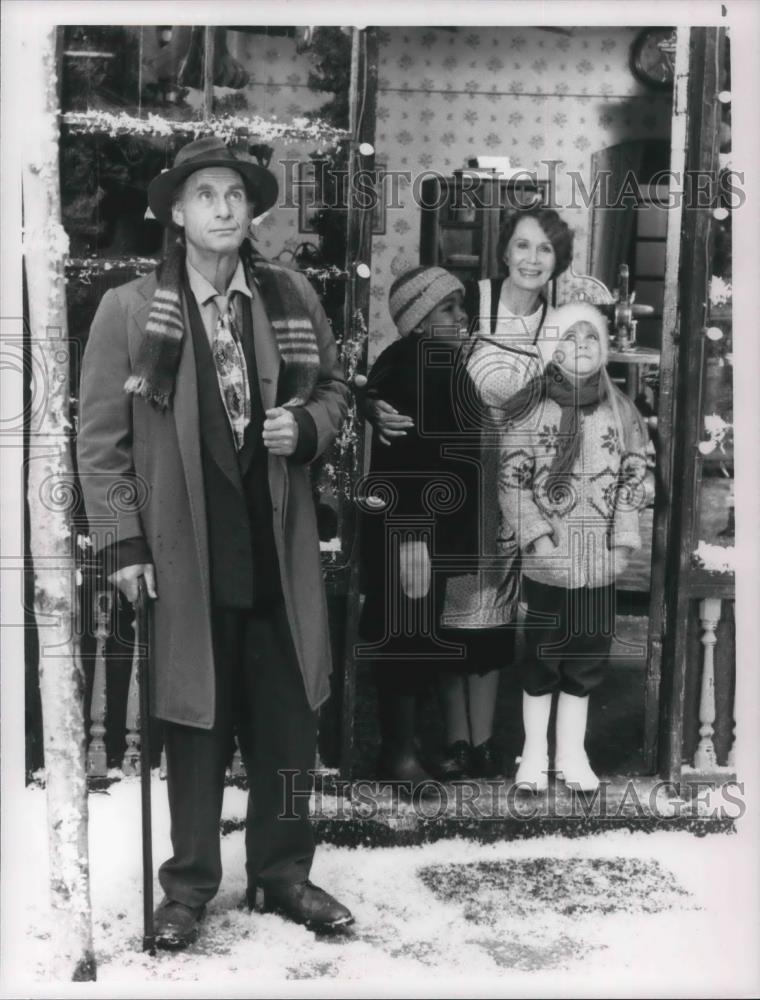 1988 Press Photo Sid Caesar &amp; Katherine Helmond in Christmas Snow - cvp09946 - Historic Images
