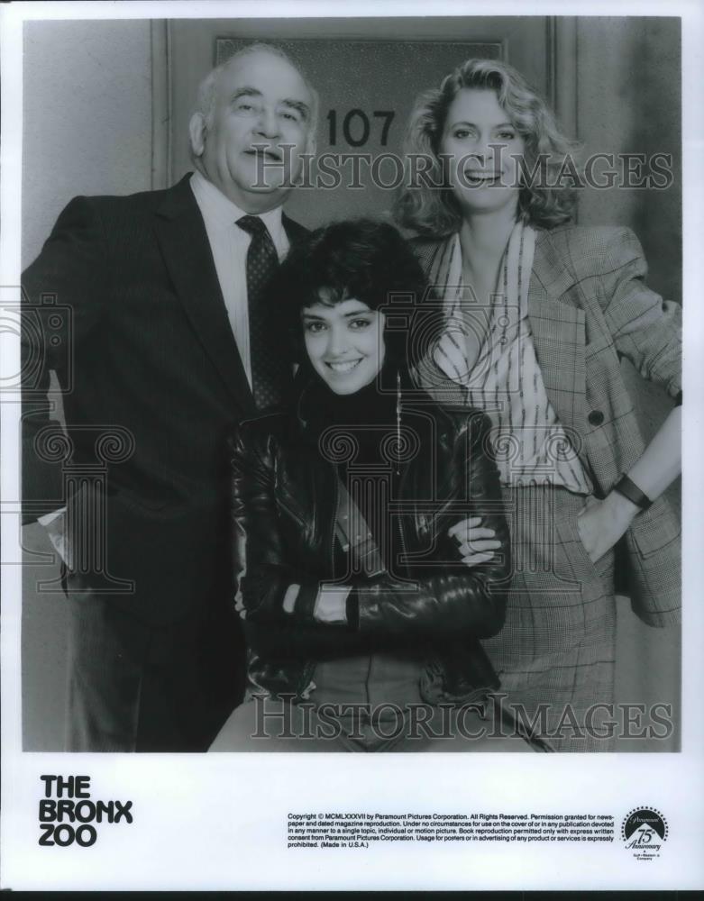 1987 Press Photo Ed Asner Kathleen Beller Mary Caitlin Callahan in The Bronx Zoo - Historic Images