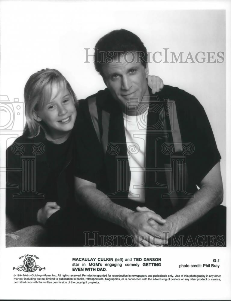 1994 Press Photo Ted Danson & Macaulay Culkin in Getting Even With Dad - Historic Images