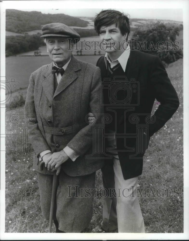1984 Press Photo Sir Laurence Olivier &amp; Alan Bates in A Voyage Round My Father - Historic Images