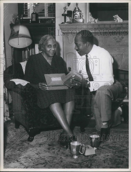 1953 Press Photo Harrison Dillard College Track Star & Mother - cvp03260 - Historic Images