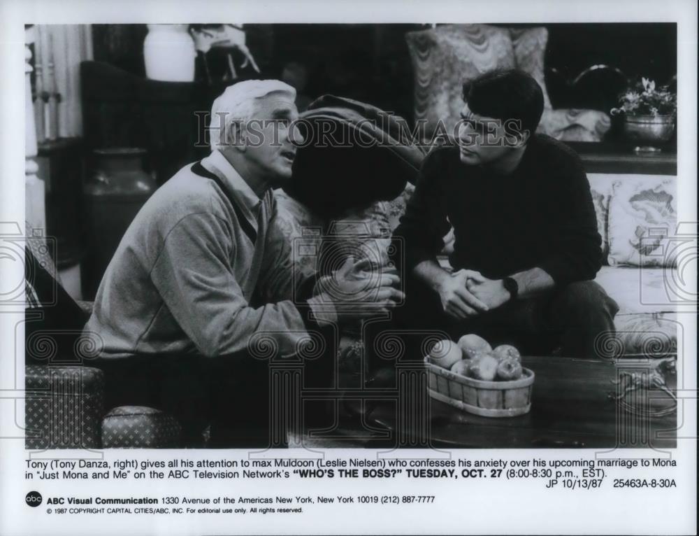 1987 Press Photo Tony Danza and Leslie Nielsen in Who&#39;s the Boss - cvp19109 - Historic Images