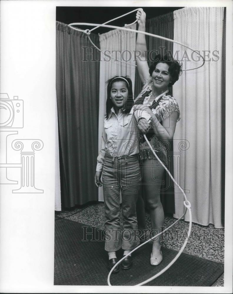 1972 Press Photo Carmen Gowan International Roping Champion with Daughter Kim - Historic Images