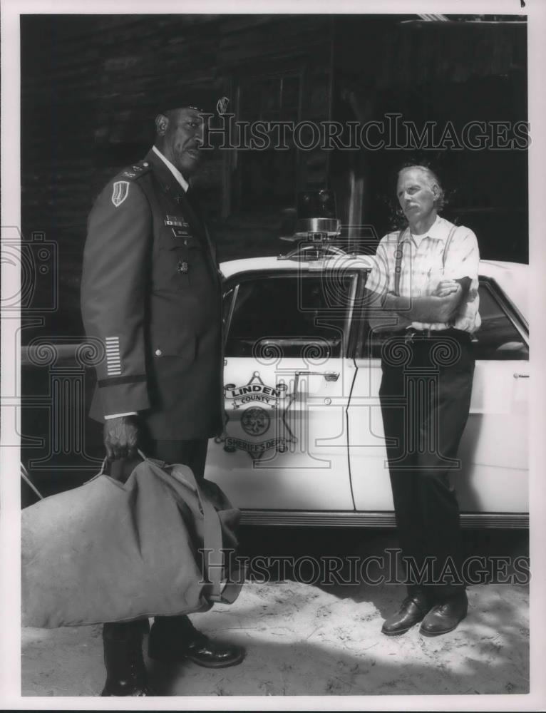 1991 Press Photo Louis Gossett Jr. and Bruce Dern in Carolina Skeletons - Historic Images
