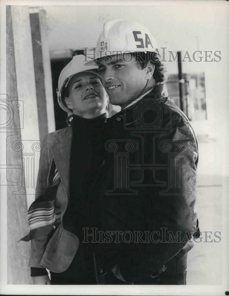 1980 Press Photo Kevin Dobson and Sharon Gless in Hardhat and Legs - cvp03687 - Historic Images