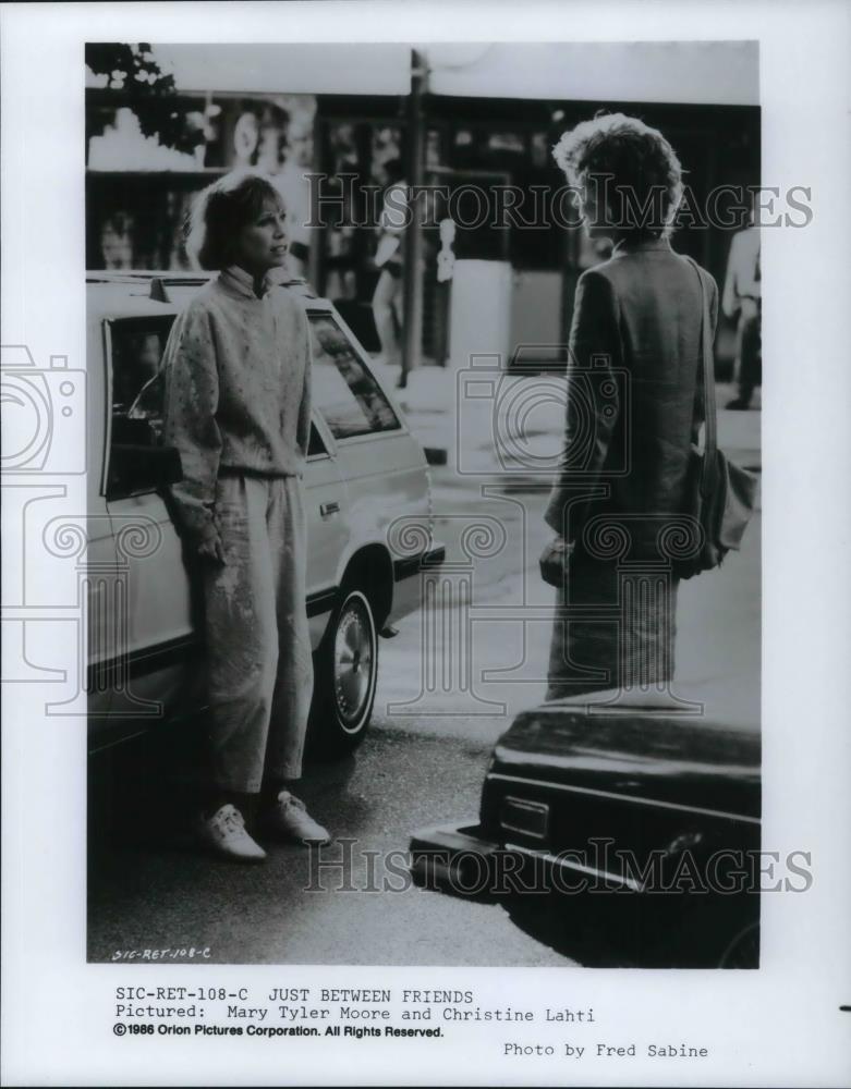 1986 Press Photo Mary Tyler Moore and Christine Lahti in Just Between Friends - Historic Images