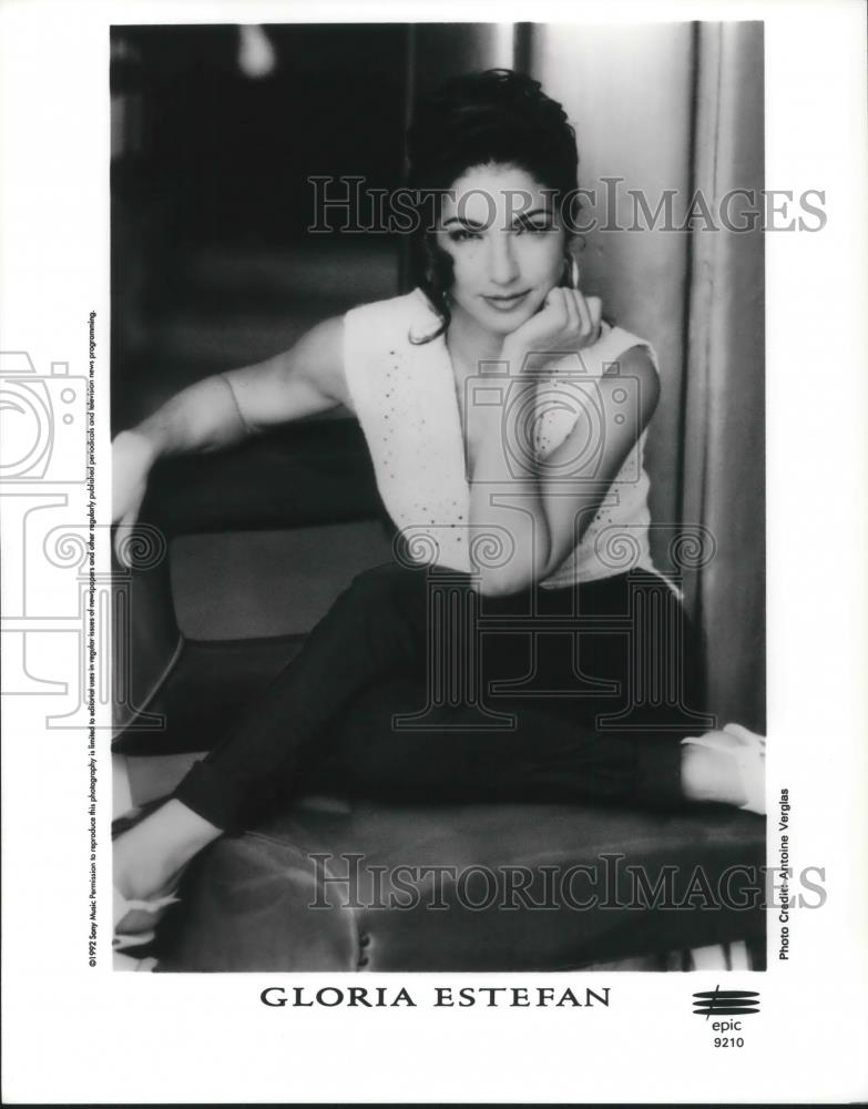 1996 Press Photo Gloria Estefan Latin Pop Singer Songwriter Musician - cvp06206 - Historic Images