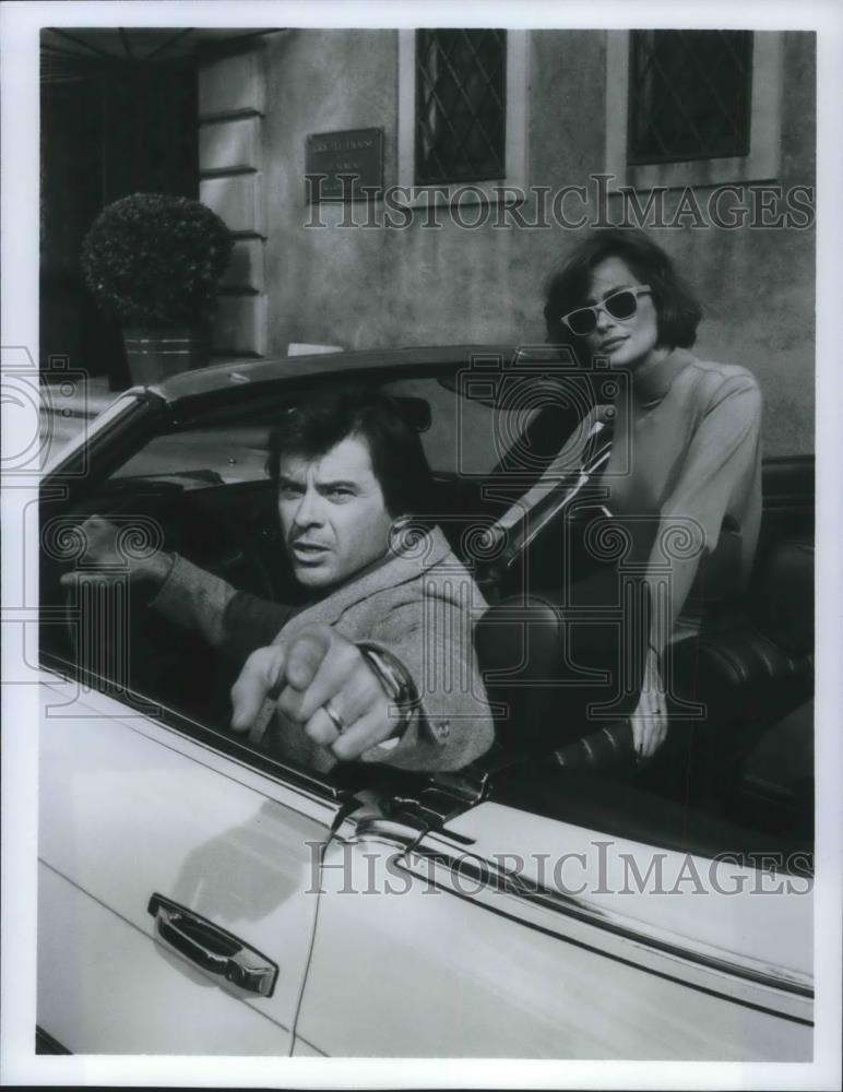 1985 Press Photo Robert Urich &amp; Lauren Hutton on Scandal Sheet - cvp10910 - Historic Images