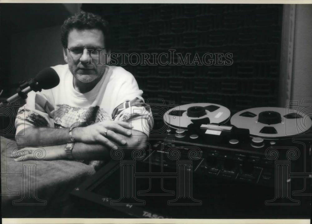 1990 Press Photo Robert Foxworth produces American Dialogues radio Sshow - Historic Images