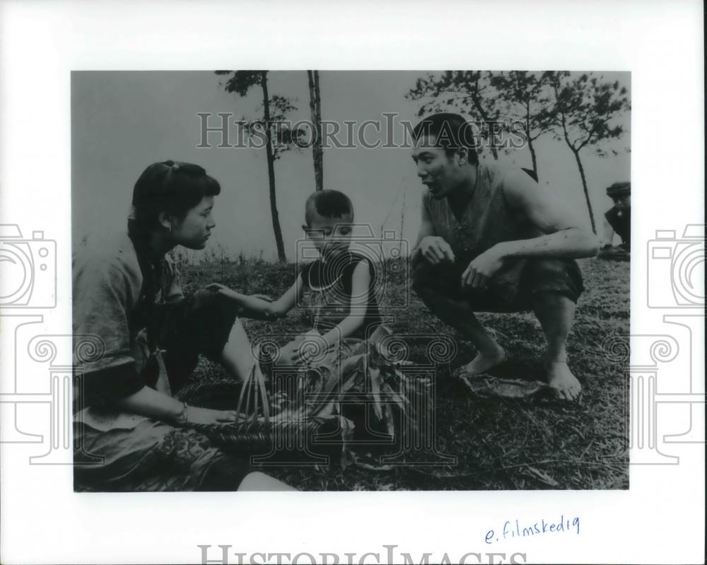 1987 Press Photo Renhua Na Xiaoguang Deng and Qing Lin in Girl from Hunan - Historic Images