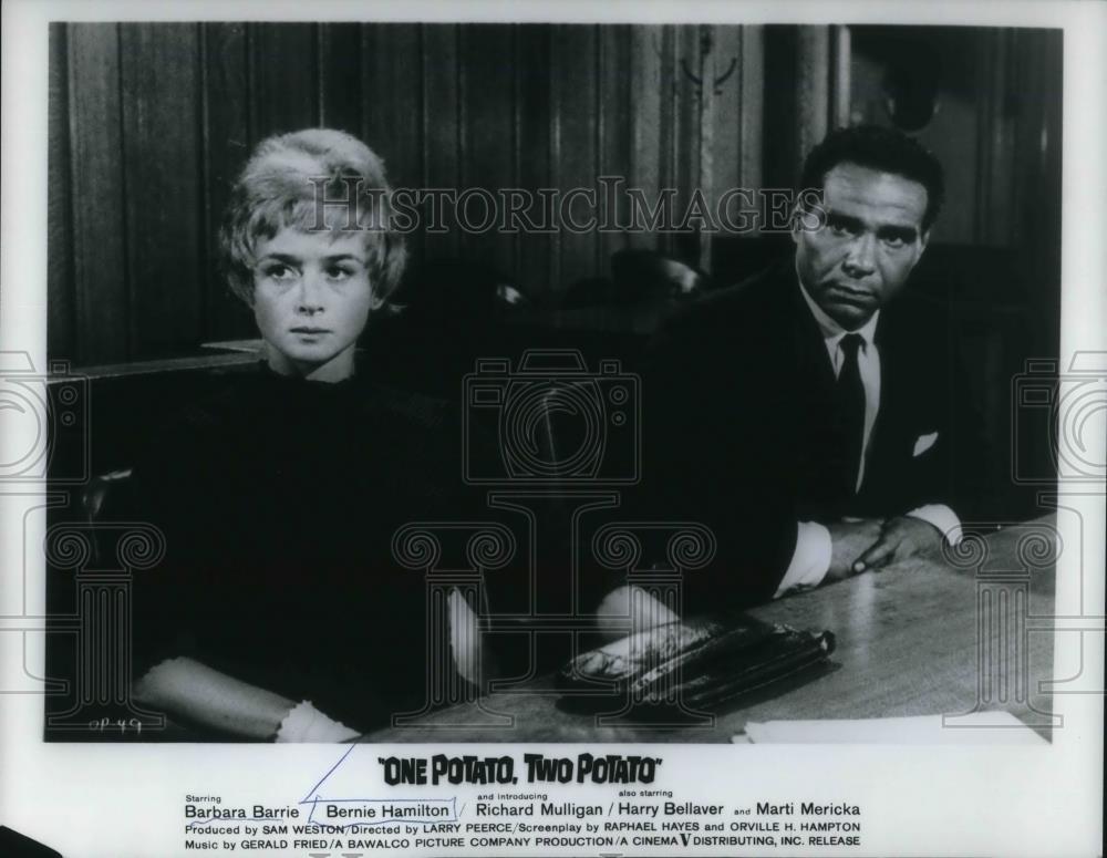 1965 Press Photo Barbara Barrie and Bernie Hamilton in One Potato Two Potato - Historic Images