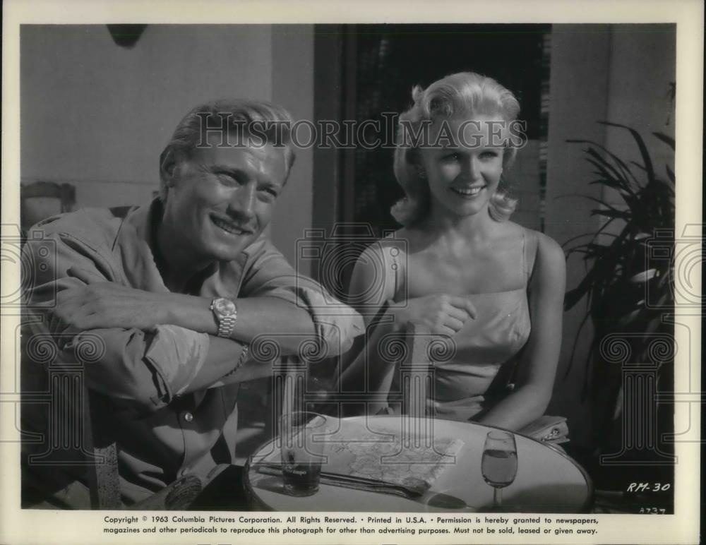 1964 Press Photo Laurence Harvey and Lee Remick star in The Running Man - Historic Images