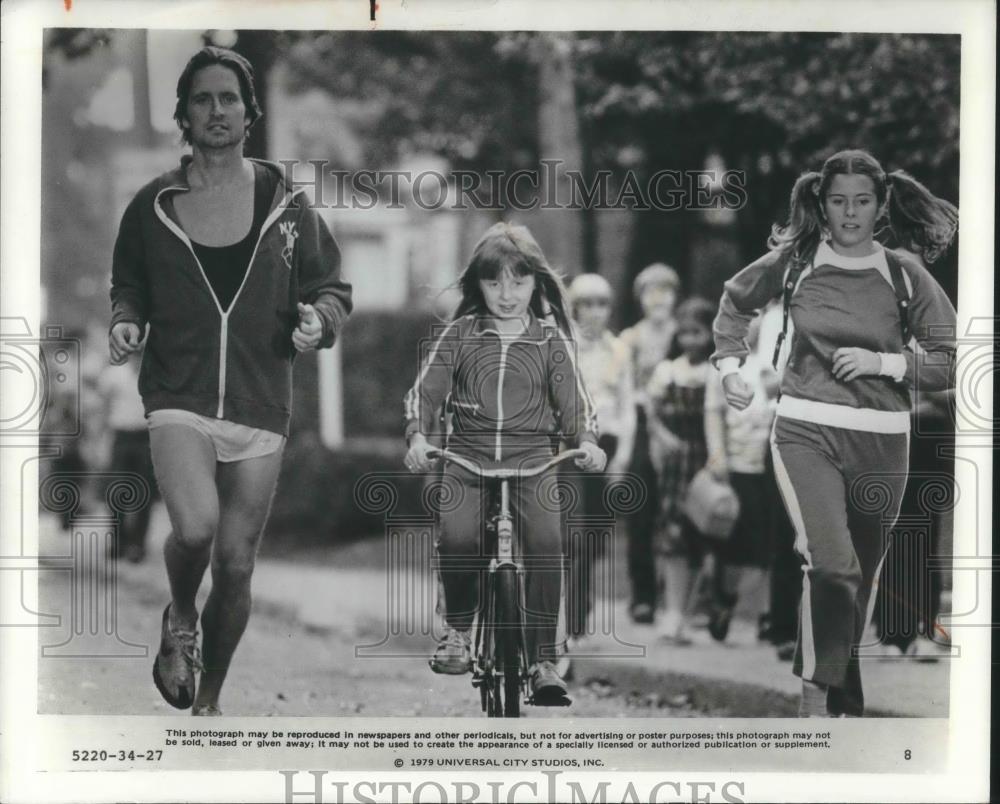 1979 Press Photo Michael Douglas Jennifer McKinney Lesleh Donaldson in Running - Historic Images