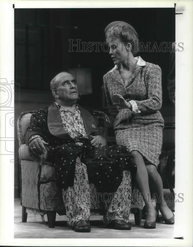 1988 Press Photo Ed Asner and Madeline Kahn in Born Yesterday - cvp08654 - Historic Images