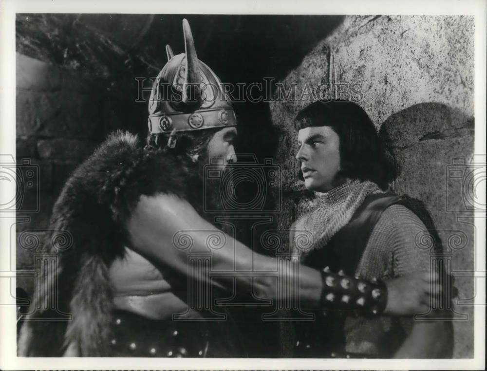 Press Photo Robert Wagner &amp; Primo Carners in Prince Valient - cvp18993 - Historic Images