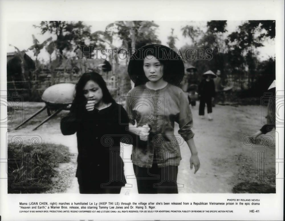 1995 Press Photo Hiep Thi Le & Joan Chen in Heaven & Earth - cvp15187 - Historic Images