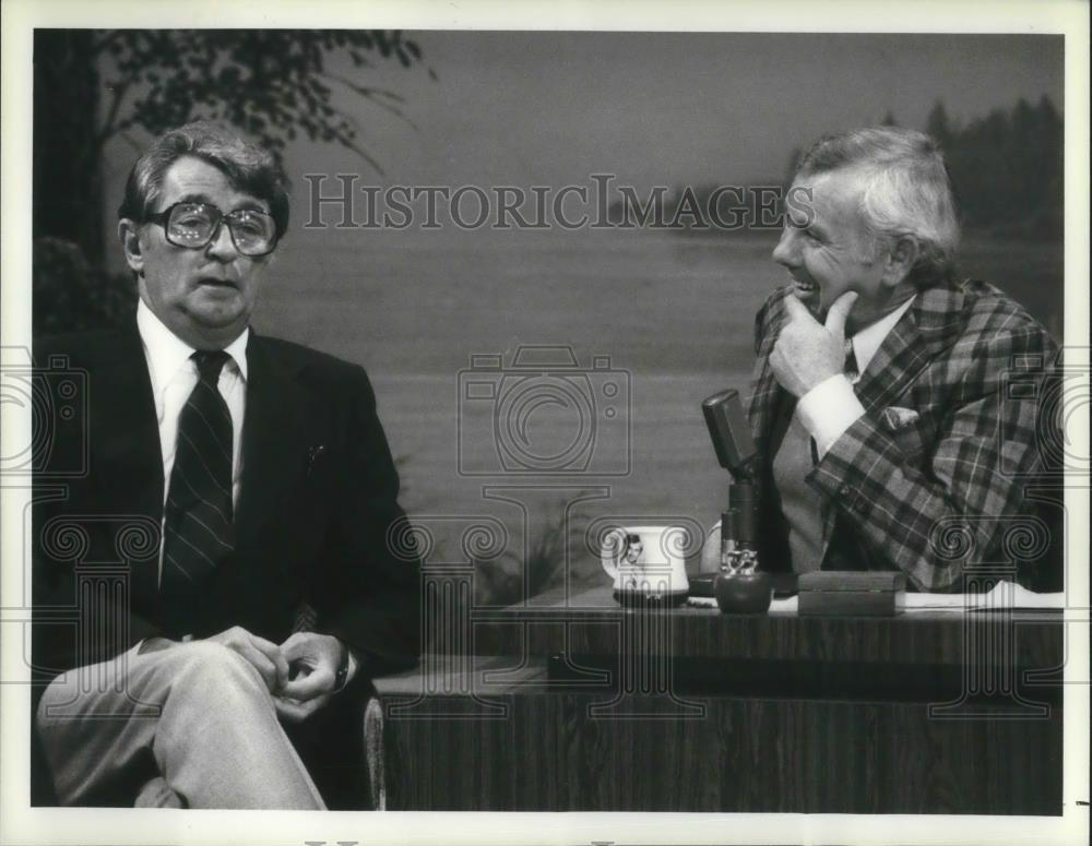 1979 Press Photo Johnny Carson and Robert Mitchum on The Tonight Show - Historic Images