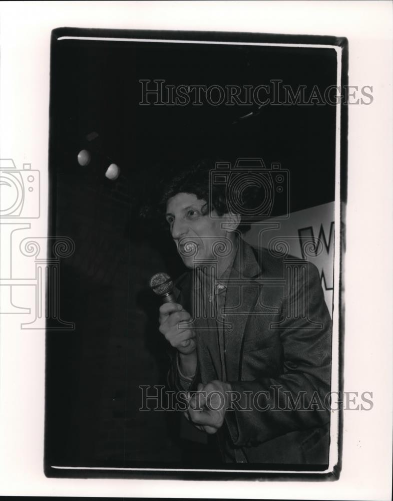 1993 Press Photo Kirk Anderson in Wigs &amp; Novelties - cvp01110 - Historic Images