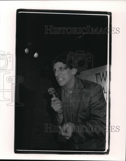 1993 Press Photo Kirk Anderson in Wigs & Novelties - cvp01110 - Historic Images