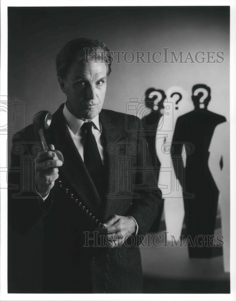 1992 Press Photo Robert Stack host of Unsolved Mysteries - cvp10706 - Historic Images