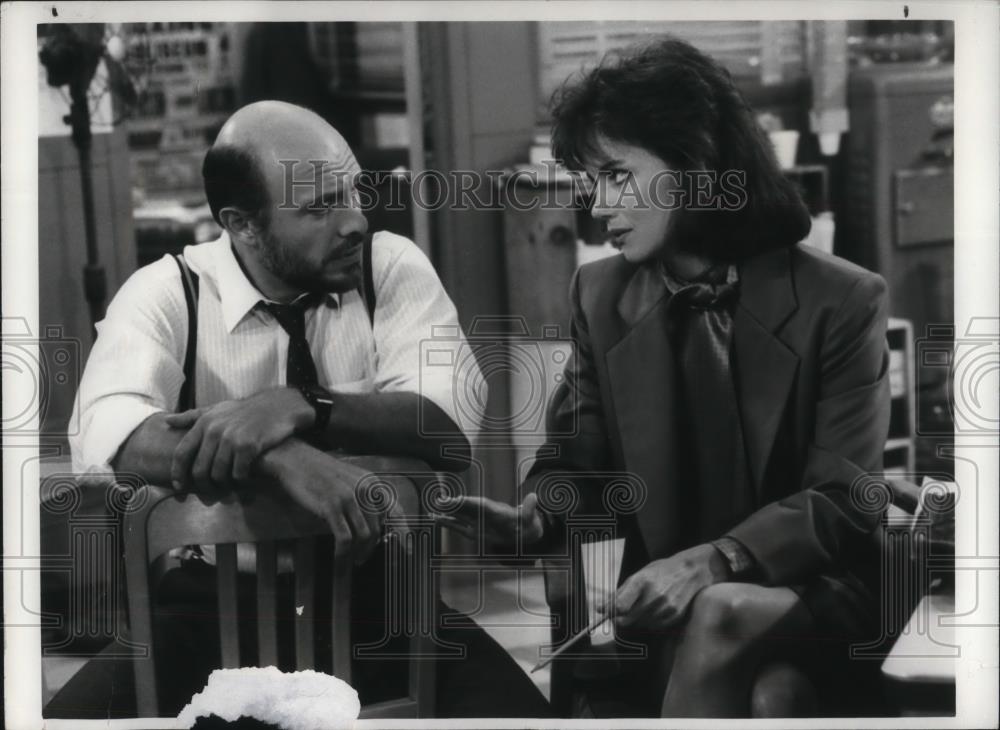 Press Photo Margaret Colin &amp; Hector Elizondo in Foley Square - cvp15194 - Historic Images