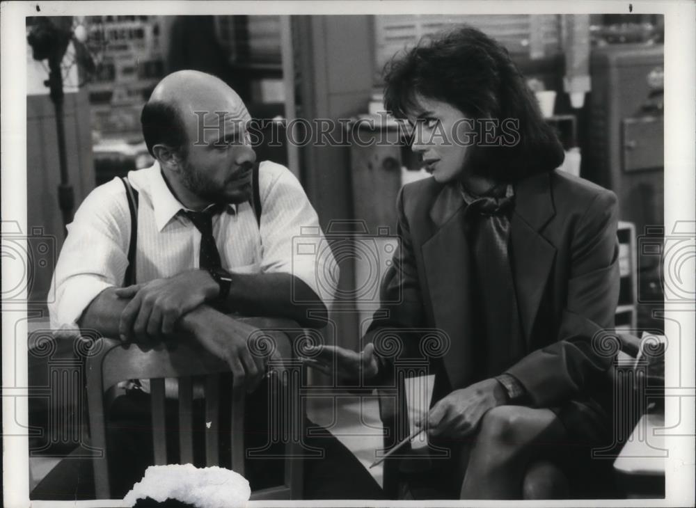 Press Photo Margaret Colin & Hector Elizondo in Foley Square - cvp15194 - Historic Images