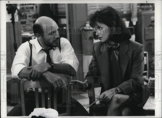 Press Photo Margaret Colin & Hector Elizondo in Foley Square - cvp15194 - Historic Images