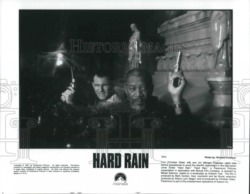 1997 Press Photo Christian Slate &amp; Morgan Freeman in Hard Rain - cvp09150 - Historic Images
