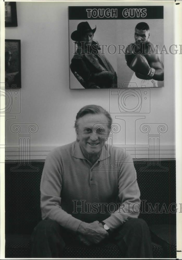 1988 Press Photo Kirk Douglas Actor relaxes in his Beverly Hills office - Historic Images