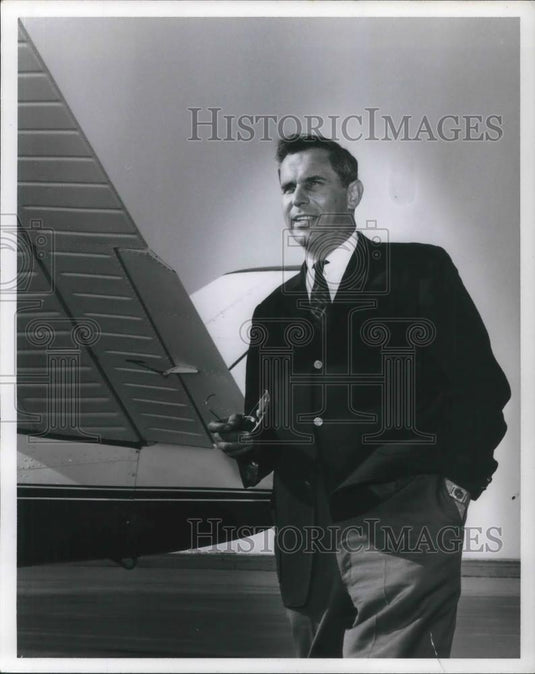Press Photo Hugh Danaceau News Director WHK AM - cvp04403 - Historic Images