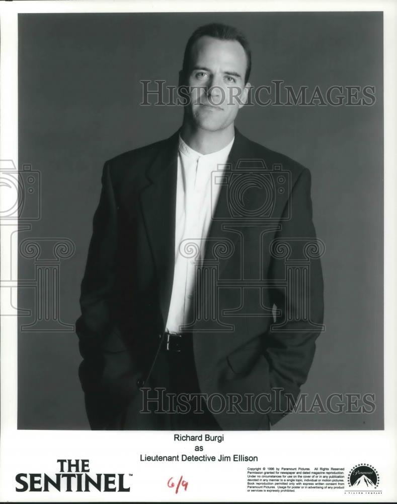1996 Press Photo Richard Burgi in Lieutenant Detective Jim Ellison in The Sentin - Historic Images