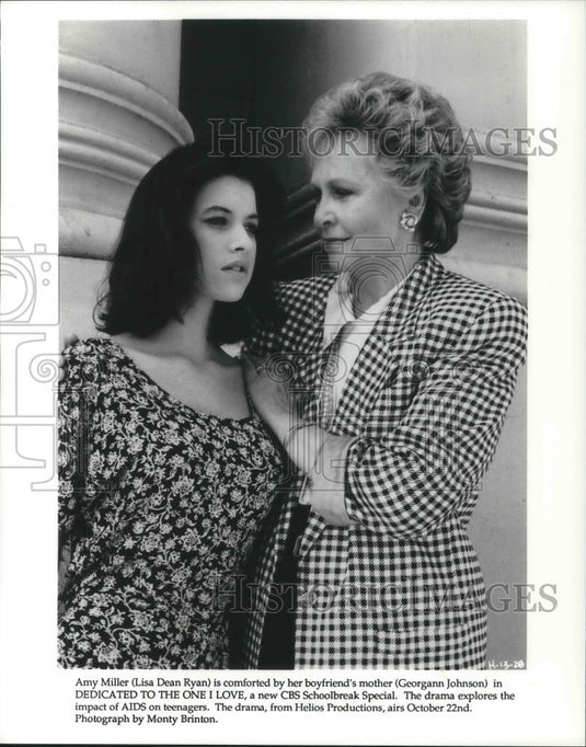 Press Photo Lisa Dean Ryan and Georgann Johnson in Dedicated to the One I Love - Historic Images