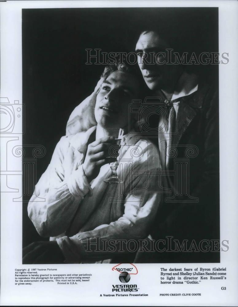 1987 Press Photo Gabriiel Byrne and Julian Sands In Gothic - cvp19496 - Historic Images
