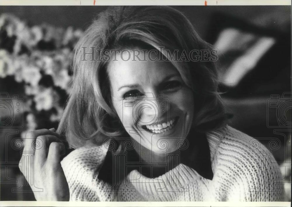 1981 Press Photo Angie Dickinson Actress in her Hollywood Hills home - cvp03080 - Historic Images
