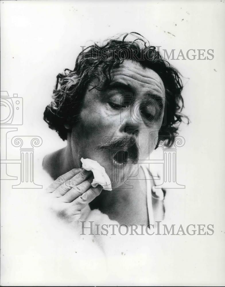 1976 Press Photo Eddie Halas taking off makeup he wears as Snoozy Snowman - Historic Images