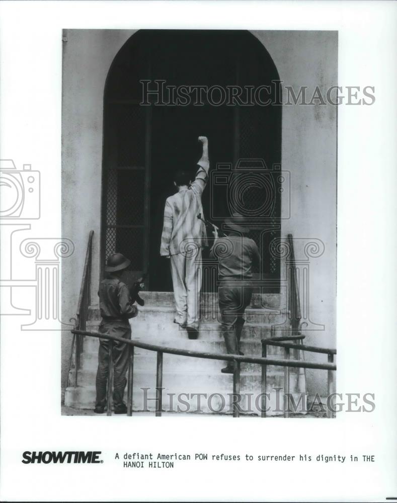 1988 Press Photo Defiant POW Scene in The Hanoi Hilton - cvp09736 - Historic Images