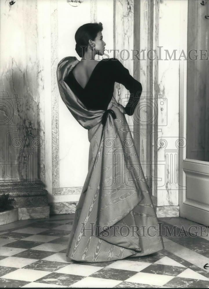 1986 Press Photo Jacqueline de Ribes Modeling Evening Gown - cvp03232 - Historic Images