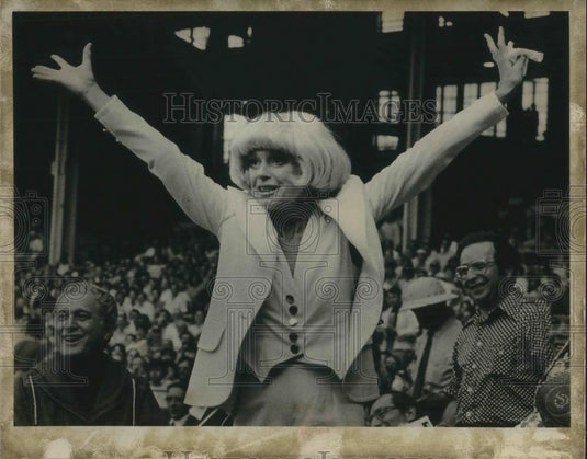 1975 Press Photo Carol Channing Actress tosses out baseball Indians Yankee Game - Historic Images