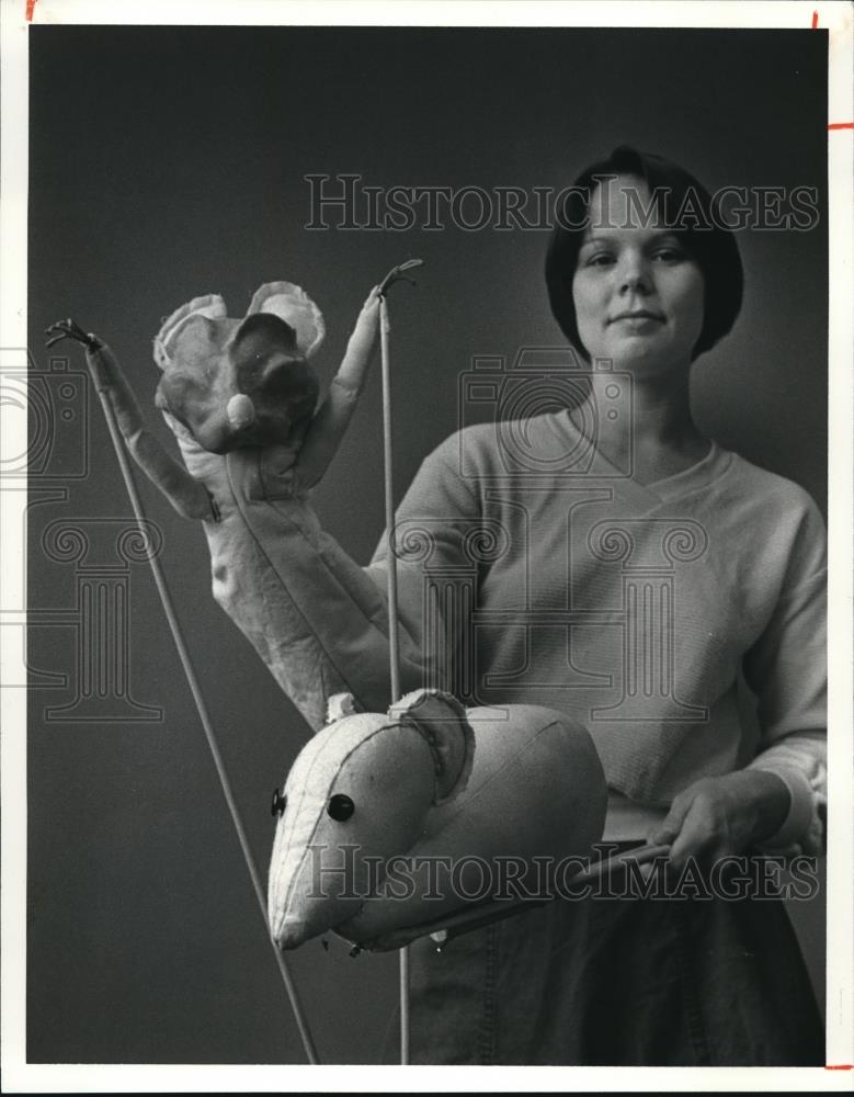 1979 Press Photo Lynne Brakeman Free-lance Costumer Puppeteer The Nutcracker - Historic Images