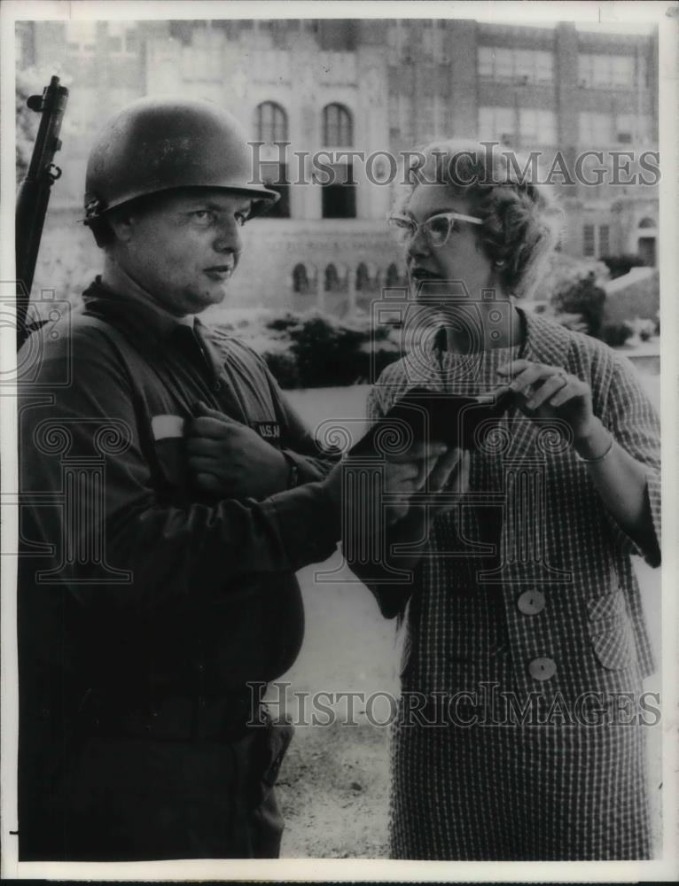 1983 Press Photo Joanne Woodward &amp; Soldier Crisis At Central High - Historic Images