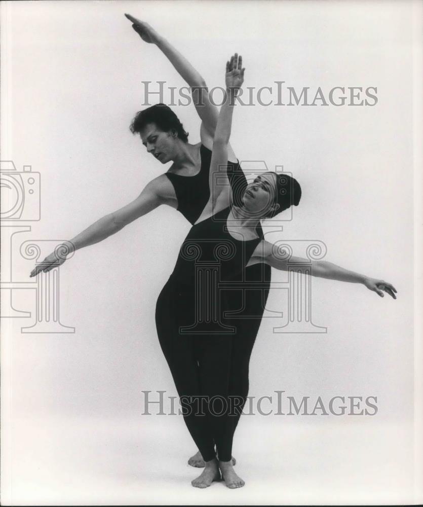 Press Photo Gladys Bailin and Kelly Holt Dancers - Historic Images