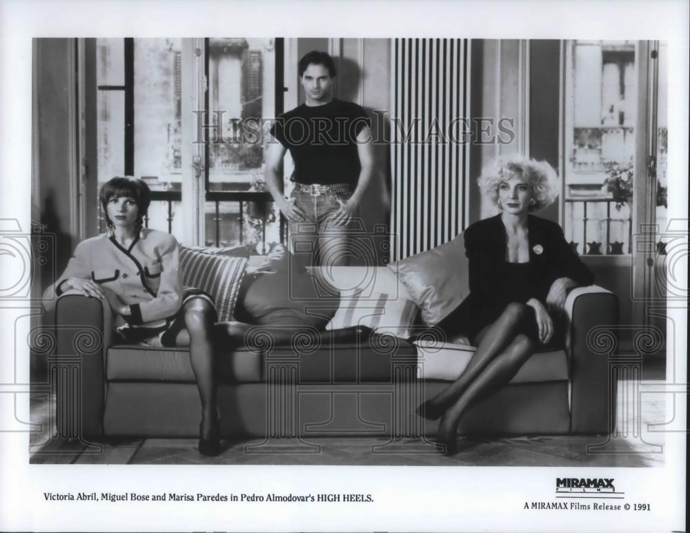 1993 Press Photo Victoria Abril Miguel Bose and Marisa Paredes in High Heels - Historic Images